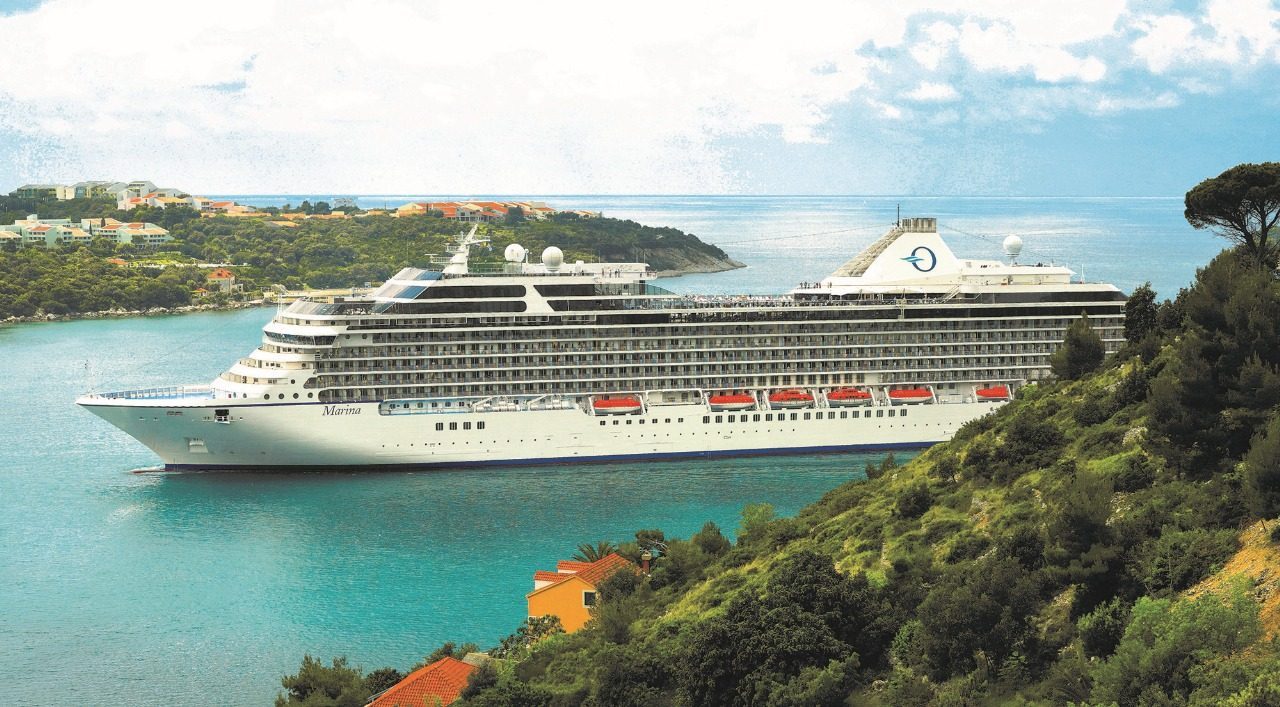 Crucero junto a la costa mediterránea
