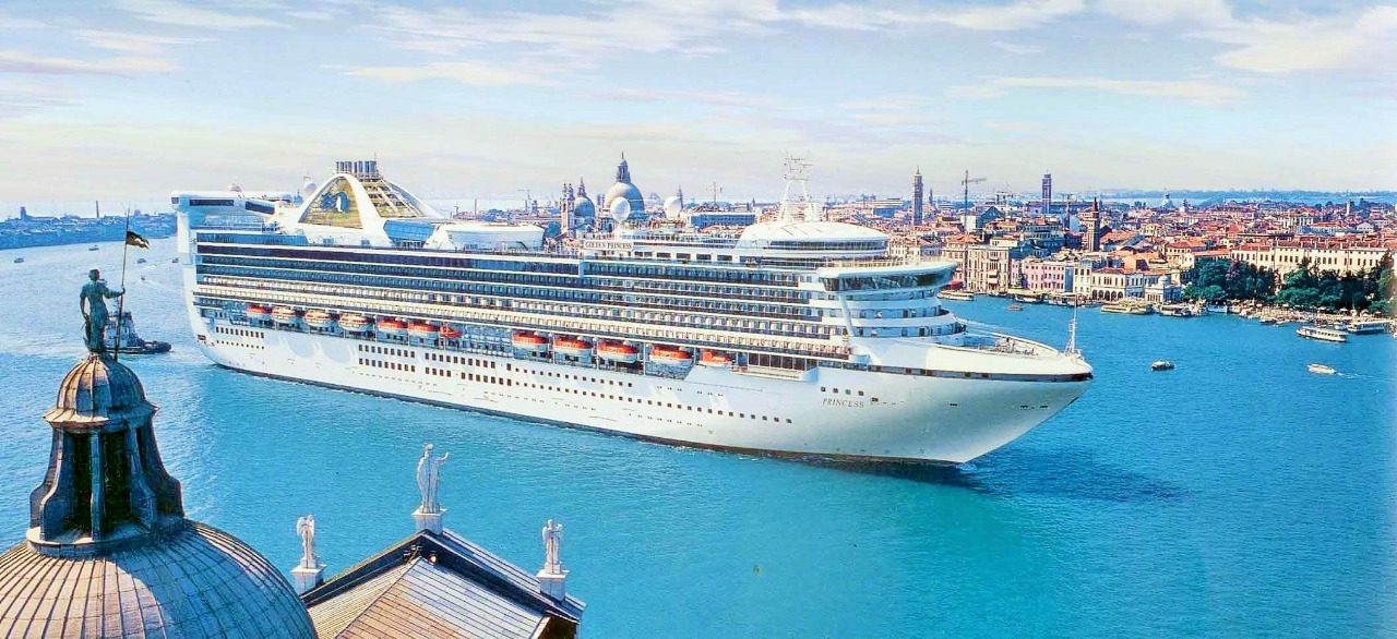 Especialista de viajes revisando un itinerario